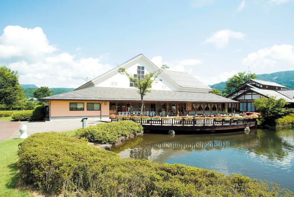 Lakeside restaurant with outdoor seating and mountain views